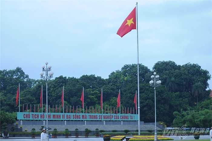 Quốc kỳ tung bay khi nghi lễ chào cờ diễn ra