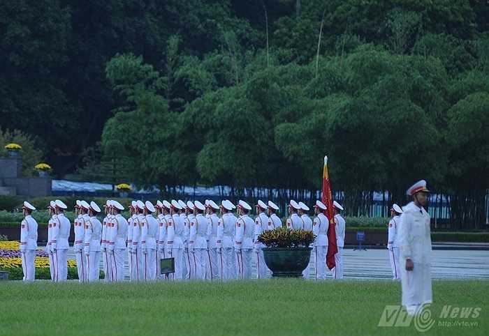 Đội tiêu binh nghiêm trang trước quốc kỳ