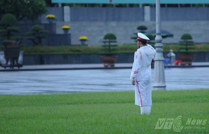 Chiến sĩ tiêu binh nghiêm trang trong lễ chào cờ