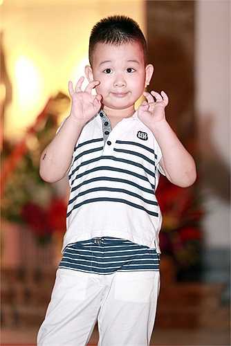 Con trai đầu lòng của vợ chồng Thùy Lâm chạy khắp nơi. Cậu bé không hề tỏ ra sợ sệt ống kính. Nhóc tỳ từng đóng quảng cáo cùng mẹ.