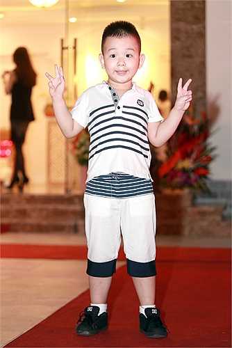 Bé Su đang được bố mẹ cho học mẫu giáo.