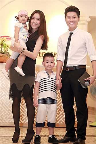 Thùy Linh còn chăm sóc hai cháu trong khi chị gái bận rộn đón khách.