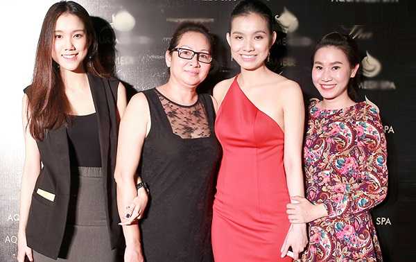 Mẹ (giữa) và em gái đều có mặt ủng hộ việc kinh doanh của Thùy Lâm.