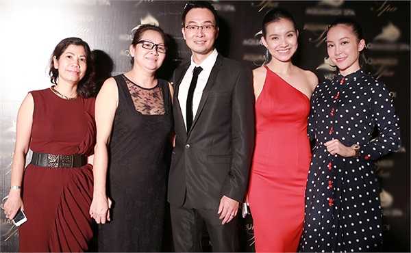 Vợ chồng Thùy Lâm chụp ảnh cùng hai mẹ và diễn viên múa Linh Nga. 