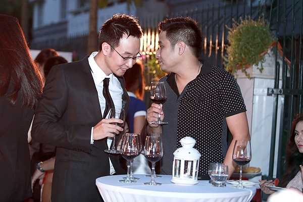 Ông xã Hoa hậu và Minh Tiệp đều kinh doanh nên trò chuyện rất hợp nhau.