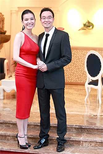 Ông xã người đẹp cũng có mặt từ sớm để giúp vợ đón tiếp khách mời. Trước ống kính, cả hai thể hiện tình cảm mặn nồng sau 4 năm kết hôn. 