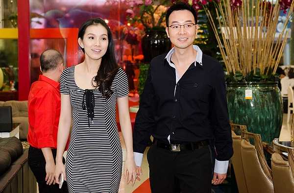 Trước đó, Thùy Lâm được chồng tháp tùng đến chúc mừng một người anh khai trương siêu thị nội thất tại Hà Nội. 