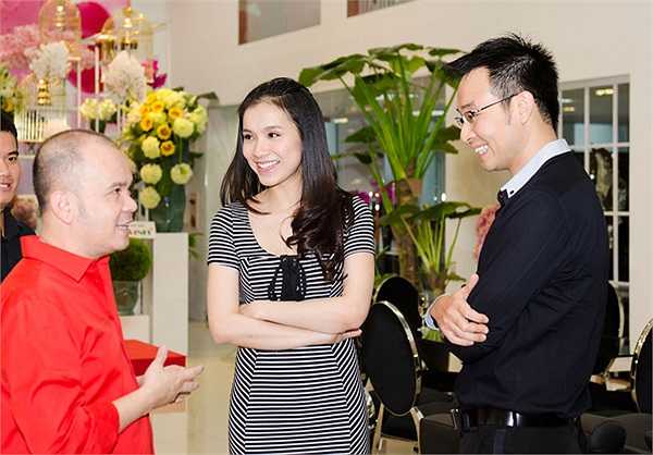 Cặp đôi vui vẻ trò chuyện với chủ nhân của bữa tiệc. 