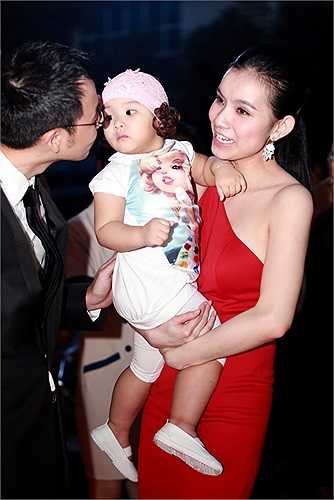 Cũng trong buổi khai trương tối qua, lần đầu tiên, vợ chồng Thùy Lâm khoe con gái. Bé Mon mới hơn 1 tuổi và có nhiều nét giống bố, anh trai.