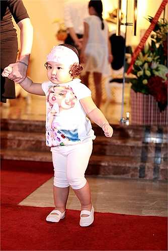 Nét mũm mĩm, đáng yêu của bé Mon khiến không ít vị khách trầm trồ.