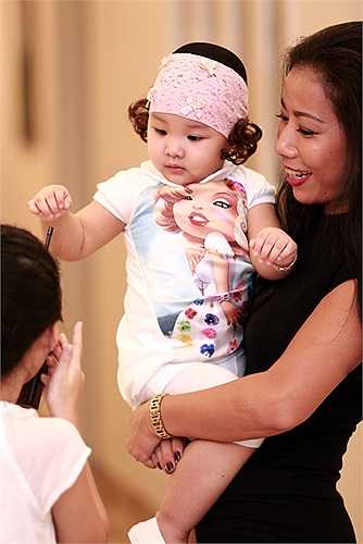 Vì mẹ bận đón khách nên bé Mon được người nhà thay nhau trông nom.