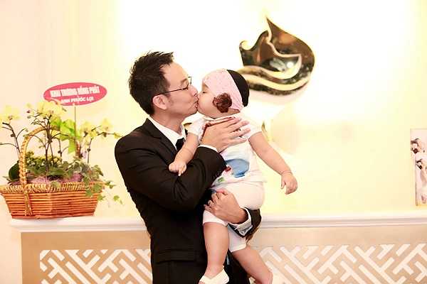 Ông xã Thùy Lâm dành nhiều tình yêu cho con gái. Anh từng được vợ khen là người chồng tâm lý, người cha hiền lành.