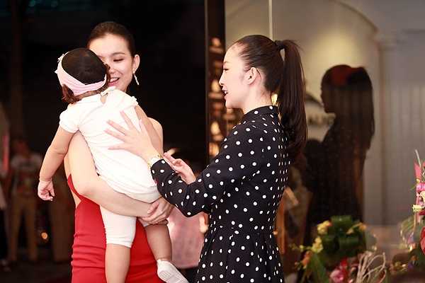 Bé Mon dù hay quậy nhưng lại tỏ ra nhút nhát trước mặt mọi người. Khi diễn viên múa Linh Nga cưng nựng, cô bé ngại ngùng, úp mặt vào vai mẹ.