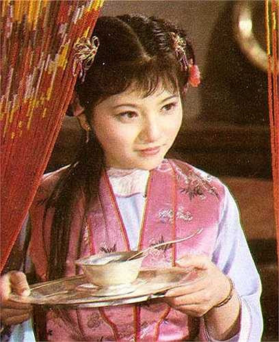 Tử Quyên (Từ Lệ Hà) không chỉ là a hoàn vô cùng trung thành của Đại Ngọc mà còn là người bầu bạn, tâm tình rất khôn ngoan và tinh tế. 