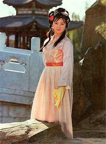 Giả Tích Xuân (Hồ Trạch Hồng) vốn là tiểu thư khuê các của Ninh phủ. Nàng không có tài thơ phú nhưng am hiểu đạo Phật và luôn giữ bản thân mình trong sáng, thanh tịnh. 