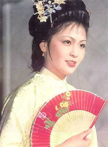 Nếu Thám Xuân khôn ngoan thì Giả Nghênh Xuân (Kim Lợi Lợi) lại là một cô gái yếu đuối, rụt rè, nhu nhược và mềm yếu. Chính vì thế, nàng đã qua đời sau một năm được gả cho Tôn Thiệu Tổ - một võ quan vũ phu. 