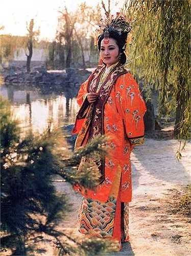 Giả Nguyên Xuân (Thành Mai) là chị cả trong Giả phủ Tứ Xuân và được tuyển vào cung làm nữ sử và được phong chức Hiển Đức Phi. 