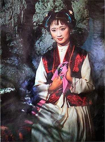 Hương Lăng (Trần Kiếm Nguyệt) xinh đẹp, ôn nhu nhưng đường tình duyên lại lận đận. Vì thấy cô xinh đẹp mà Tiết Bàn thường hành hạ cô. Sau khi Kim Quế chết, Hương Lăng được lên làm chính thất nhà họ Tiết.