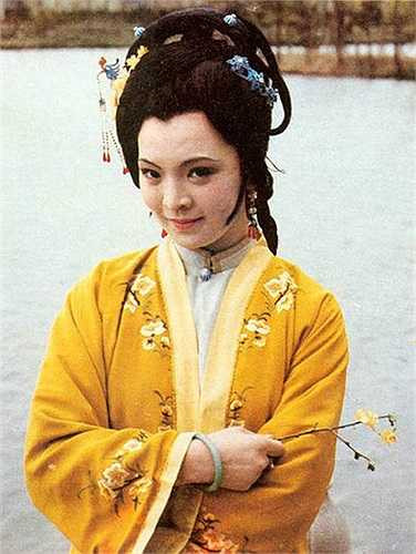 Hạ Kim Quế (Dương Tiểu Dương) là tiểu thư nhà họ Hạ có chút nhan sắc nhưng tính tình lại thâm hiểm, ác độc, luôn coi Hương Lăng là cái gai trong mắt mình. 