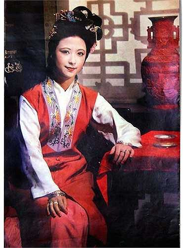 Vưu Nhị Thư (Trương Minh Minh) có nhan sắc xinh đẹp nhưng tính tình lại lẳng lơ và tư thông với anh rể Giả Trân. 