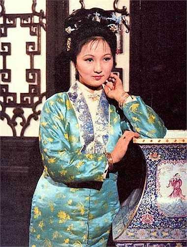 Bình Nhi (Thẩm Lâm) là một cô gái có tính cách hiền dịu và xinh đẹp. Nàng còn là nàng hầu và là cánh tay phải đắc lực của Vương Hy Phượng. 