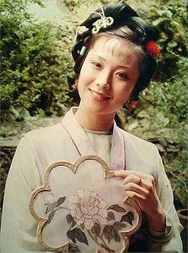 Uyên Ương (Trịnh Tranh) là a hoàn rất trung thành với Giả mẫu. Khi Giả mẫu qua đời, nàng cũng thắt cổ tự vẫn. 