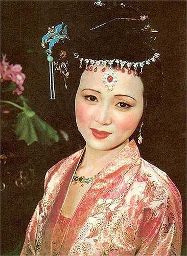 Tần Khả Khanh (Trương Lôi) có vẻ đẹp đoan trang, đằm thắm nhưng có nhiều mối quan hệ rất phức tạp. Theo 24h