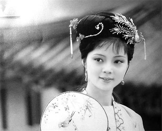 Nếu cuộc đời của 'em Lâm' – Trần Hiểu Húc đầy bi ai thì cuộc sống của Trương Lợi khá 'suôn sẻ'. Xấp xỉ tuổi 50, song vẻ đẹp của nàng tiểu thư họ Tiết ngày nào vẫn còn vẹn nguyên.