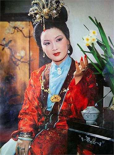 Vương Hy Phượng (Đặng Tiệp) gây ấn tượng với người xem nhờ sự sắc sảo, có thể quán xuyến công việc nhà cửa 'đâu ra đấy'. 