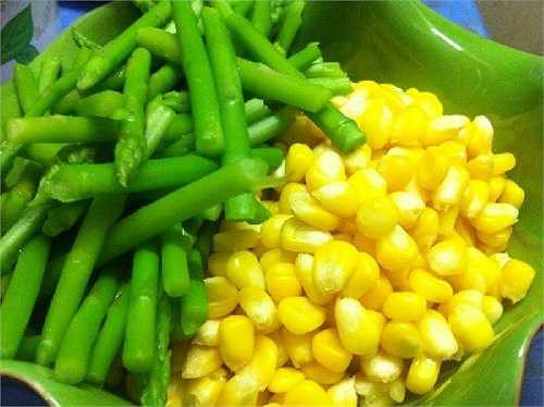 Măng tây xào ngô nấm: măng tây, hạt ngô làm sạch, nấm đông cô rửa sạch, ngâm nước. Cho măng tây và nấm vào chần qua nước sôi. Băm tỏi nhỏ, phi thơm tỏi, cho ngô hạt vào chảo xào với dầu hào cho đến khi ngô gần chín thì cho nấm đông cô vào xào cùng. Sau đó cho măng tây vào xào nhanh là được. Ăn nóng.