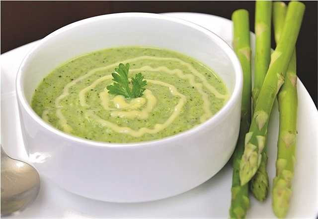 Súp măng tây, bắp non: măng tây thái và rửa sạch, ngô non thái miếng vừa ăn. Cho măng tây, ngô, thịt cua vào cùng, đảo nhanh tay, đổ nước dùng, gia vị vào và đun sôi. Trứng đập đổ từ từ vào nồi và khuấy nhanh cho tan đều, đổ nhẹ nhàng hỗn hợp tinh bột ngô hòa tan với ít nước vào nồi và khuấy đều. Đun sôi cho đến khi món ăn hơi sánh là được. Ăn nóng.