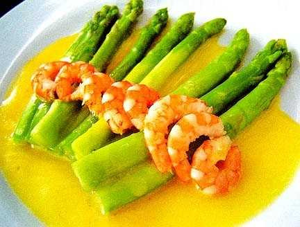 Tôm xào măng tây: măng tây rửa sạch, cắt khúc dài 6 - 7cm, chẻ đôi. Cải thảo cắt miếng dài 6 - 7cm. Cà rốt cắt mỏng. Tỏi xắt lát mỏng. Cho tỏi vào phi thơm rồi thêm tôm vào xào nhanh tay đến khi tôm chín thì xúc ra đĩa, để riêng. Cho cà rốt vào xào, thêm ít nước cho cà rốt mềm và không bị cháy chảo. Sau đó trút măng tây vào xào sơ. Cuối cùng bạn cho cải thảo và tôm vào xào nhanh tay là được.