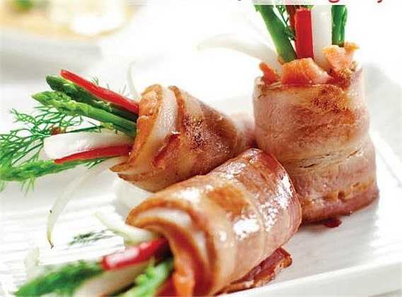 Thịt ba chỉ xông khói quấn măng tây. Măng tây rửa sạch, bỏ phần rễ cứng, luộc sơ với chút muối. Thịt ba rọi xông khói cắt làm đôi. Trải miếng thịt xông khói ra đĩa, rắc muối tiêu vào, đặt một phần măng tây đã luộc sơ vào, cuộn miếng thịt quanh phần măng tây. Cho bơ vào chảo, cho thịt đã cuốn măng vào rán đến khi thịt xông khói xém cạnh thì nêm xì dầu cho vừa ăn là được.