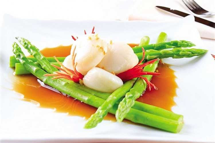 Măng tây xào sò điệp và đậu đen: Đậu đen mua loại đậu đóng hộp đã được làm mềm, vớt ra để ráo rồi ngâm trong rượu trắng khoảng 3 phút thì vớt ra để ráo. Làm nóng dầu ăn trong chảo, cho măng tây đã cắt khúc vào xào, thêm 1 thìa canh tỏi bằm cùng 1 thìa canh tương đậu nành vào đảo đều khoảng 4 phút. Tiếp tục thêm sò điệp cùng 1 thìa canh tương đậu nành nữa, xào đến khi chín. Theo Kiến thức