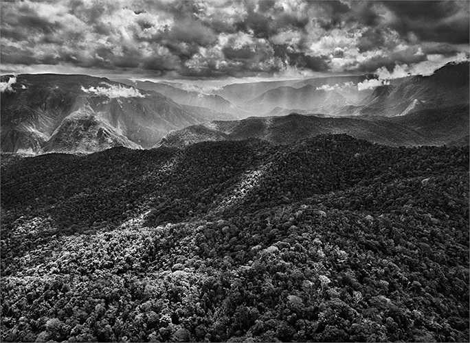 Khu vực người Yanomami sinh sống từng bị những kẻ tìm vàng chiếm giữ cho đến khi bị trục xuất năm 1992, từ đó đến nay, bộ lạc sống hoàn toàn tách biệt với thế giới hiện đại bên ngoài