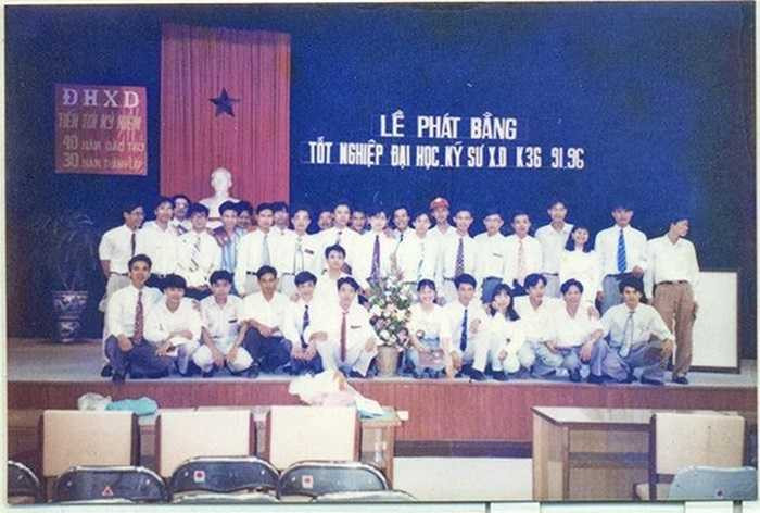 Lễ tốt nghiệp kỹ sư xây dựng ĐH Hà Nội năm 1996.