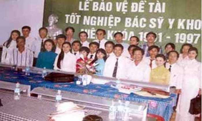 Sinh viên báo cáo luận văn cuối khoá trường ĐH Tây Nguyên.