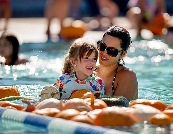 Bà bầu 9 tháng liều mình ôm bí khô bơi qua sông mùa lũ