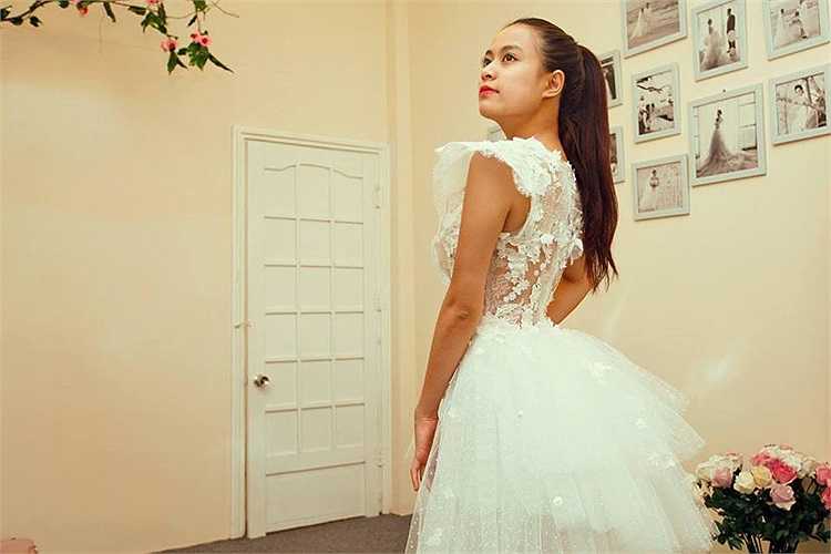 Người đẹp còn sở hữu nhiều bộ cánh đắt đỏ, những phụ kiện giá trị.