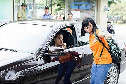 Chỉ sau vài năm đi hát, Hoàng Thùy Linh đã tự tay sắm xe sang, nhà chung cư sang trọng.