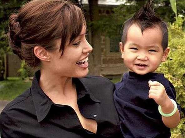 Đây cũng chính là cuộc gặp gỡ định mệnh giữa cặp minh tinh nổi tiếng thế giới với cậu bé Phạm Quang Sáng. Angelina Jolie có cảm tình với Sáng ngay lần đầu tiên bởi Sáng là đứa trẻ duy nhất không chạy ra đón tiếp cô như bao đứa trẻ khác mà ngồi thu mình vào một góc nhà.