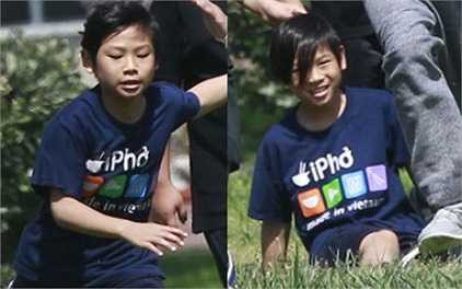 Cậu bé luôn được nhắc về Việt Nam bằng những hành động giản dị như mặc chiếc áo có in chữ Phở Việt Nam.