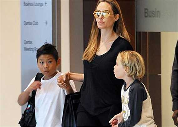 Trong đơn xin con nuôi gửi Bộ Tư pháp, diễn viên Jolie đã xin đổi tên Phạm Quang Sáng thành Pax Thiên Jolie.