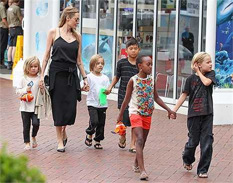 Một cuộc sống đầy đủ vật chất, di chuyển khắp thế giới và nhiều tình yêu thương, Pax Thiên là cái tên được săn đón như các anh chị em khác trong gia đình.