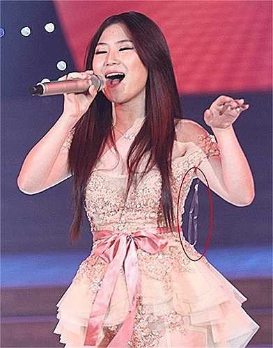 Đây không phải lần đầu tiên Hương Tràm diện đồ siêu ngắn hay xuyên thấu lên sân khấu.