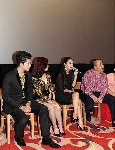 'Họ đã vỗ tay thích thú khi anh Huy chia sẻ đây là bộ phim đầu tay của cả 4 chúng tôi. Điều tôi thích thú là có rất nhiều câu hỏi dành cho chúng tôi, và đặc biệt người mở đầu là 1 cậu bé học sinh và người kết thúc là một phụ nữ khoảng 50 tuổi.'