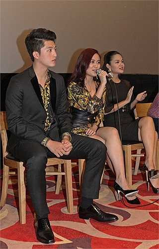 Khi biết Phạm Quỳnh Anh và Hoàng Thùy Linh là ca sỹ tại Việt Nam, khán giả Hàn Quốc đã yêu cầu 2 nữ ca sỹ hát một đoạn ngắn.