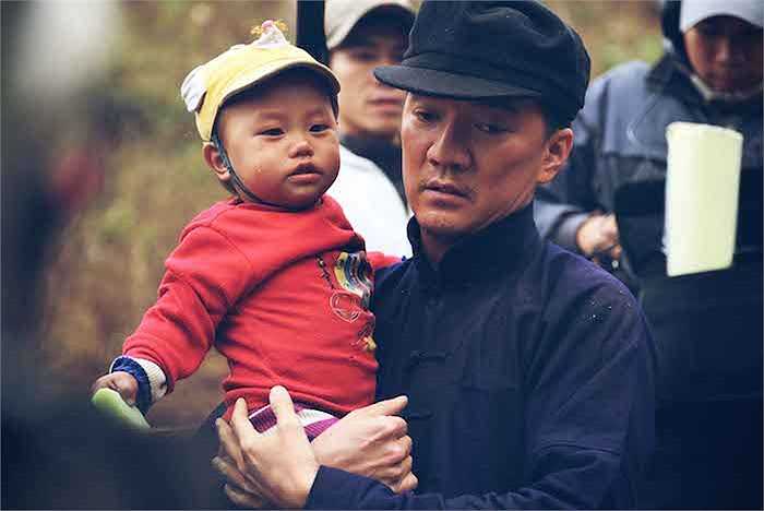 Lần đầu tham gia đóng phim và là nhà sản xuất của 'Hiệp sỹ mù', Đàm Vĩnh Hưng đội mưa gió giữa trời sương muối tháng chạp để lên Hà Giang, đóng cảnh người cha mất con đầy đau đớn. 