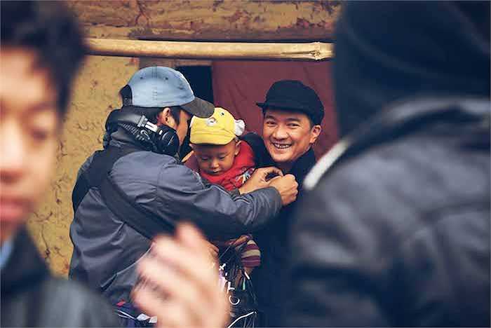 Với vai trò giám đốc sản xuất 'Hiệp sỹ mù', Đàm Vĩnh Hưng liên tục bàn bạc với đạo diễn và ê kíp để lo liệu từ công đoạn lưạ chọn diễn viên, xây dựng nội dung, cân đối kinh phí đến tìm bối cảnh quay, trang phục… 