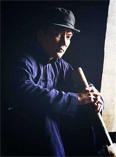 Từ một giọng ca hàng đầu với gu thời trang sành điệu, Đàm Vĩnh Hưng sẵn sàng nhuộm răng đen, mặc quần áo nhàu nhĩ như một ông lão người dân tộc thiểu số và cầm điếu hút thuốc lào phì phèo.